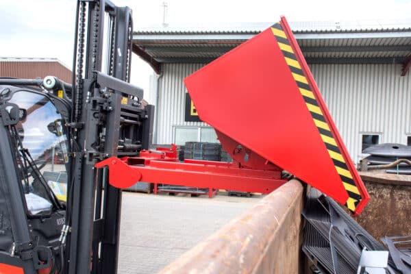 Photo d'une benne basculante automatique rouge basculée