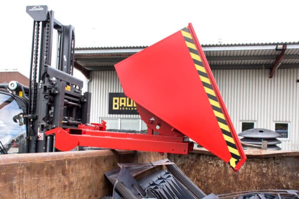 Photo d'une benne basculante automatique rouge basculée