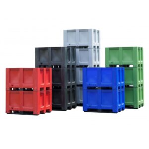 Photo de caisses palette pour tri sélectif rouges, noires, grises, bleues et vertes