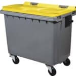 Photo d'un collecteur poubelle 4 roues 660l jaune sans barre ventrale vue de biais