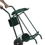 Photo d'une personne poussant un chariot de voirie 110l sans sac