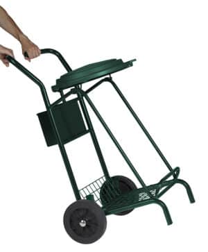 Photo d'une personne poussant un chariot de voirie 110l sans sac