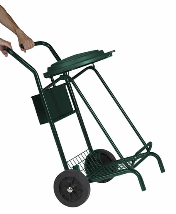 Photo d'une personne poussant un chariot de voirie 110l sans sac
