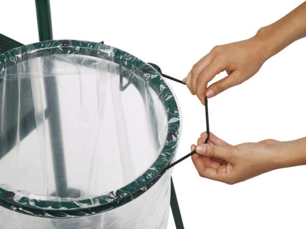 Photo illustrative d'une personne mettant un sac sur un chariot de voirie 110l