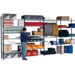 Photo d'un homme utilisant un rayonnage d'atelier - hauteur 2000 mm - 200 kg