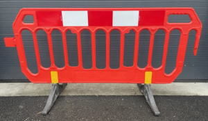 Photo d'une barrière pour travaux publics rouge en plastique