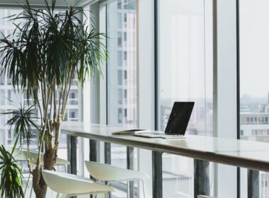 Photo d'un bureau blanc haut en face d'une vitre dans un immeuble en hauteur