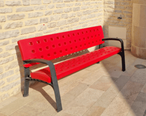 Photo d'un banc en plastique rouge perforé hermione