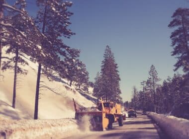 Déneigeuse en action sur une route montagneuse
