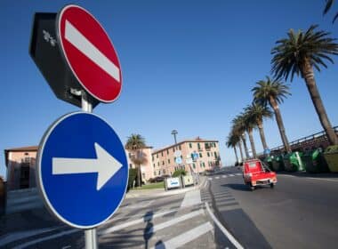 Photo illustrative d'un poteau rond avec deux panneaux : un sens interdit et une obligation de tourner à droite