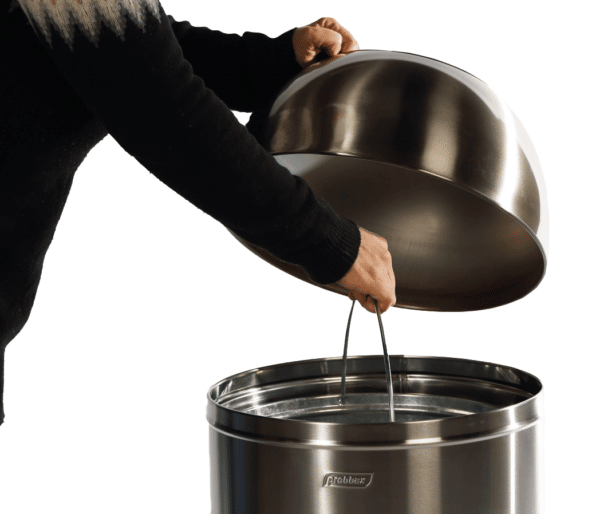 Photo d'une main ouvrant un collecteur de tri 40l - probbax