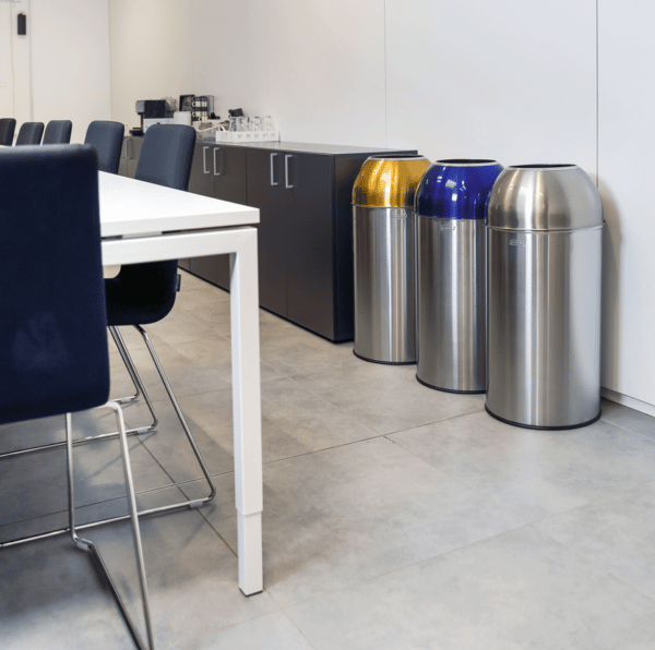 Photo de trois collecteurs de tri 40l avec couvercle inox, inox bleu et inox jaune dans une salle de réunion - probbax