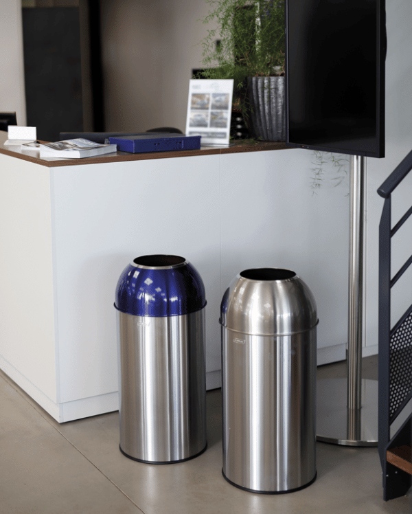 Photo de deux collecteurs de tri 40l avec couvercle inox et inox bleu - probbax