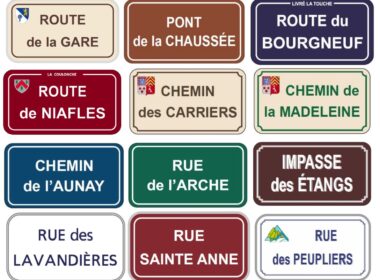 Illustration de 12 panneaux de noms de rues avec des couleurs différentes (bleu, blanc, marron, vert, beige...)