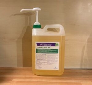 Photo d'un bidon 5L de détergent désinfectant avec une pompe de 20ml