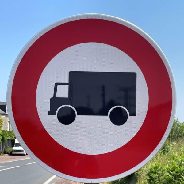 Photo d'un panneau rond interdit aux camions