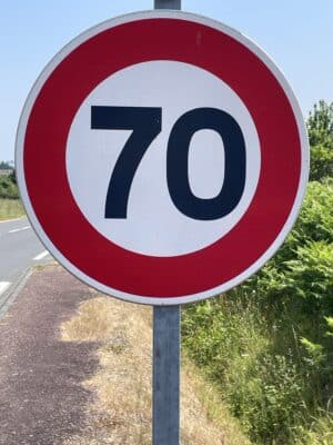 Photo d'un panneau rond de limitation de vitesse à 70km/h