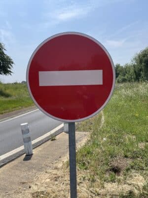 Photo d'un panneau rond de sens interdit B1
