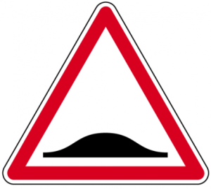 Illustration d'un panneau triangulaire attention dos d'âne A2b 700m classe 2