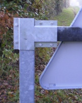 Photo d'une platine d'assemblage pour poteau 80x40 rectangulaire en acier galvanisé