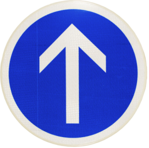 Photo d'un panneau de direction obligatoire à l'intersection tout droit