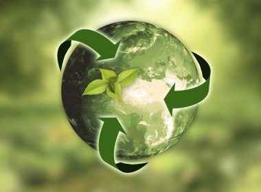 Illustration d'une planète verte mélangée avec le logo du recyclage vert