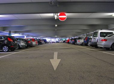 Photo d'un parking sous terrain avec un panneau sens interdit accroché au plafond