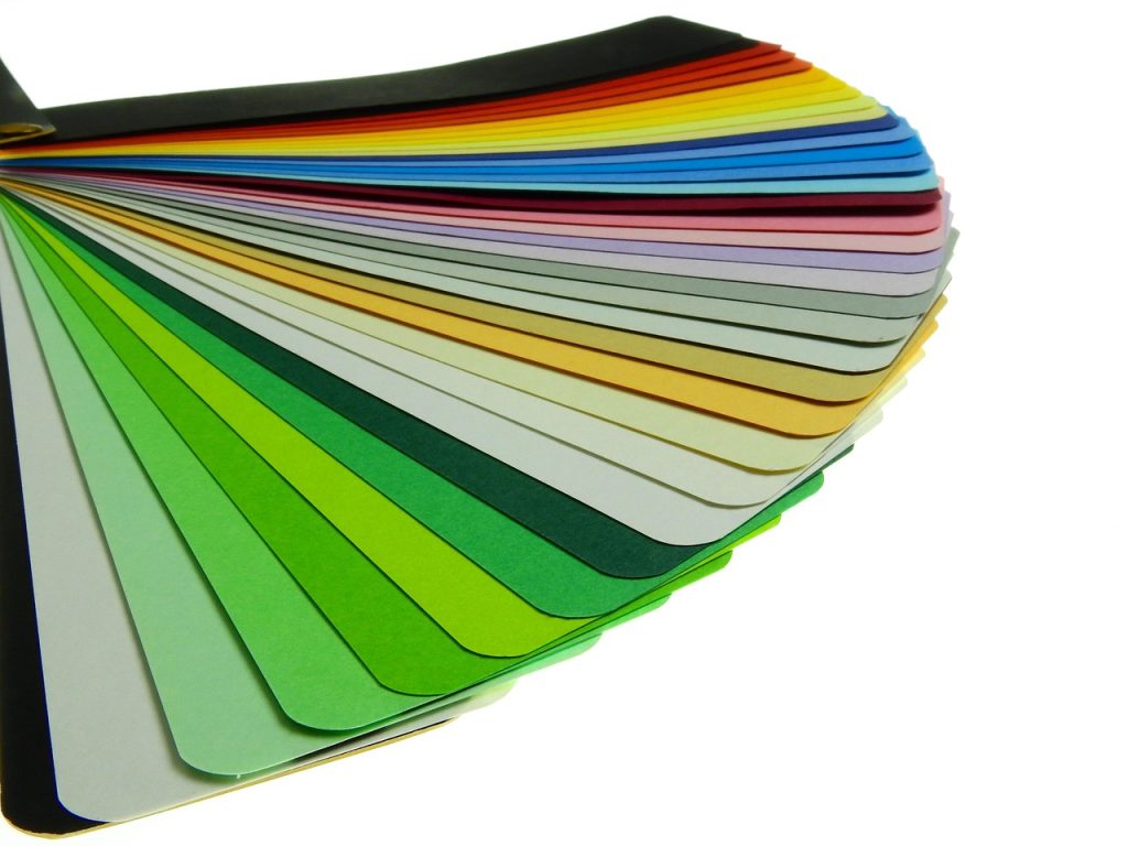 Photo d'un nuancier de plusieurs couleurs, dont beaucoup de verts