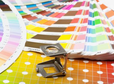 Illustration d'une loupe à côté d'une palette de plusieurs couleurs